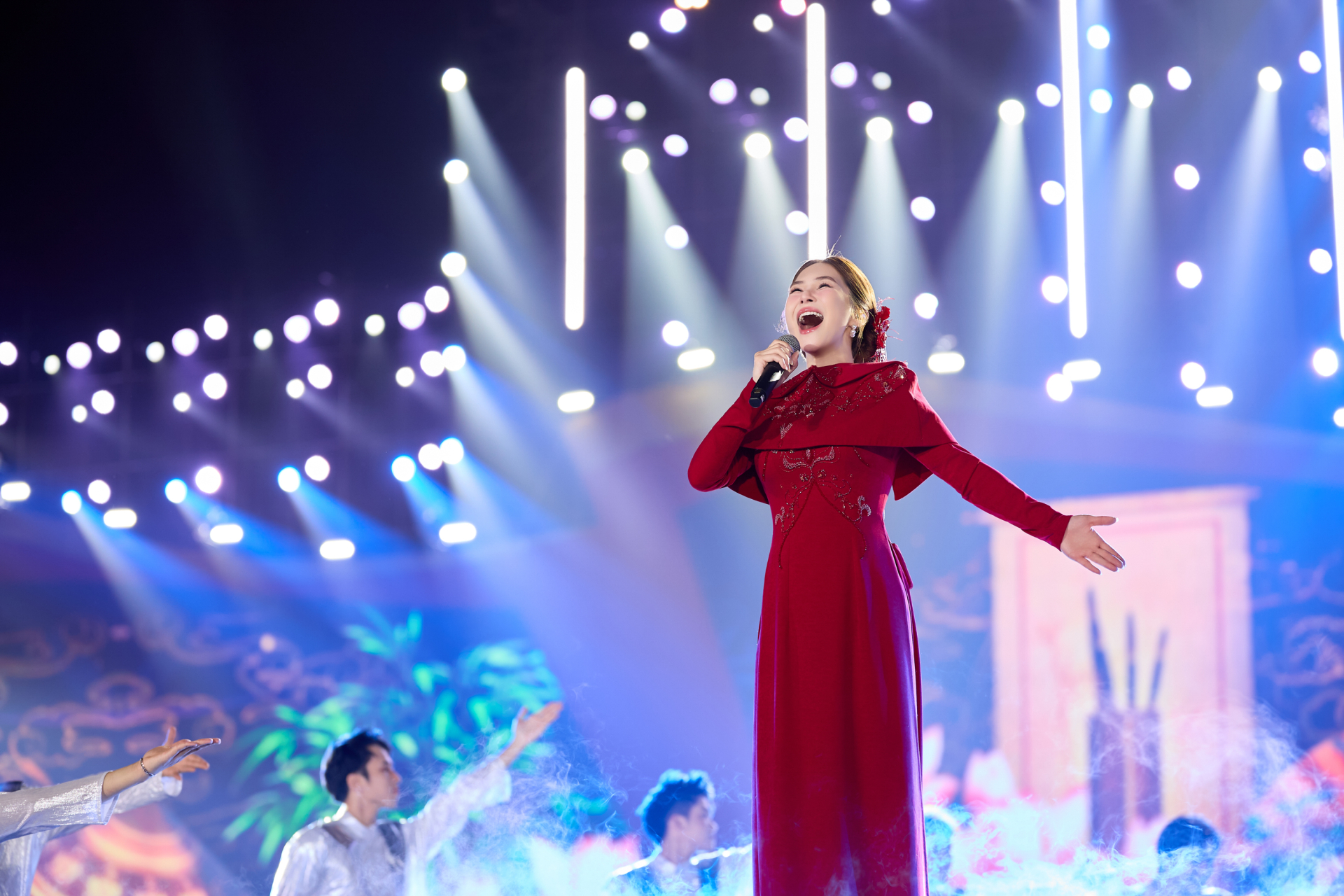 Nữ ca sĩ được chọn diễn ở Đại hội Đảng: Giọng h&aacute;t thực lực h&agrave;ng đầu Vbiz, ở ẩn 5 năm vẫn l&agrave; bạch nguyệt quang- Ảnh 4.