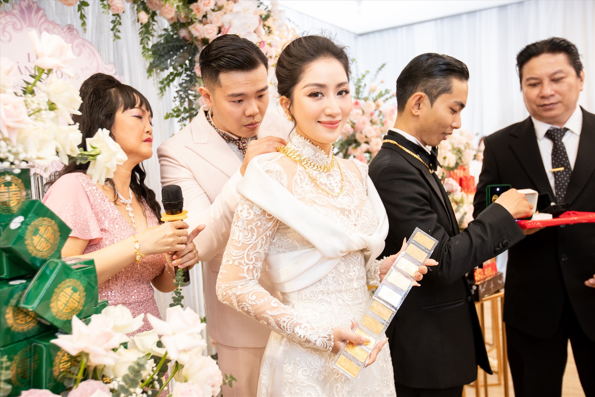 H&ocirc;n nh&acirc;n của sao nữ Vbiz nhận 22 c&acirc;y v&agrave;ng trong đ&aacute;m cưới, trang sức kim cương c&ugrave;ng cả m&acirc;m tiền mặt- Ảnh 1.