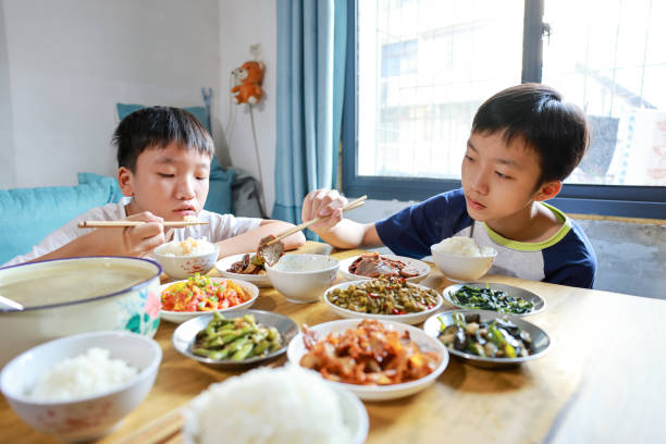 Những đứa trẻ lớn l&ecirc;n kh&oacute; th&agrave;nh c&ocirc;ng thường thể hiện 3 h&agrave;nh vi n&agrave;y tr&ecirc;n b&agrave;n ăn, c&agrave;ng quan s&aacute;t, c&agrave;ng thấy đ&uacute;ng- Ảnh 1.