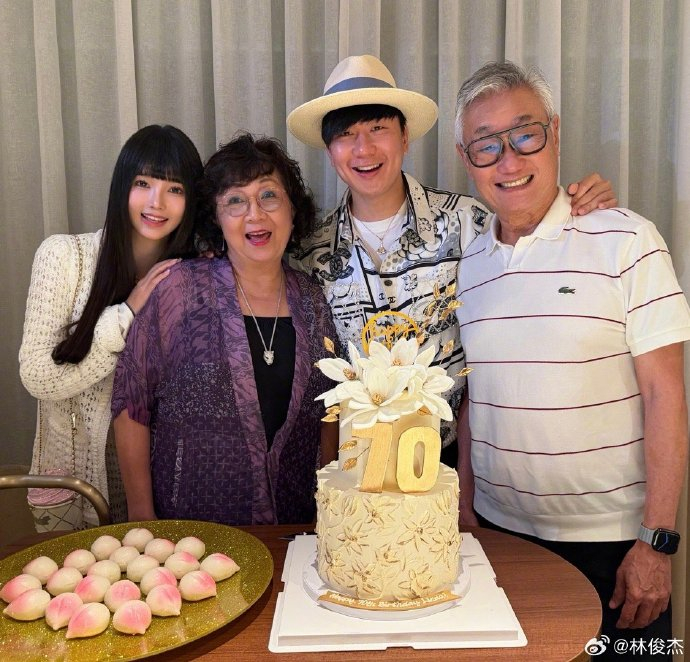 Ca sĩ quốc d&acirc;n bị gh&eacute;t nhất showbiz: Lừa dối fan v&igrave; người t&igrave;nh k&eacute;m 21 tuổi, s&acirc;n khấu phản cảm hết chỗ n&oacute;i- Ảnh 5.