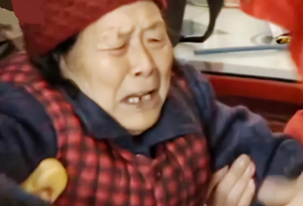 Đỡ 1 b&agrave; cụ bị ng&atilde; đứng dậy, cậu b&eacute; bất ngờ bị vu oan, c&aacute;i kết khiến ai cũng hả hạ: T&agrave; kh&ocirc;ng thắng ch&iacute;nh!- Ảnh 1.