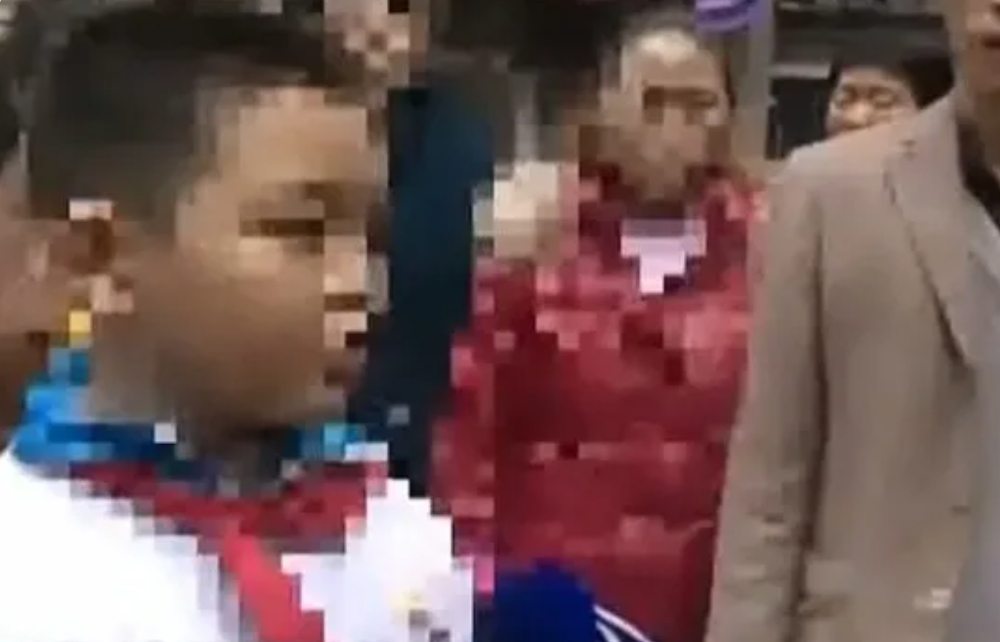 Đỡ 1 b&agrave; cụ bị ng&atilde; đứng dậy, cậu b&eacute; bất ngờ bị vu oan, c&aacute;i kết khiến ai cũng hả hạ: T&agrave; kh&ocirc;ng thắng ch&iacute;nh!- Ảnh 2.