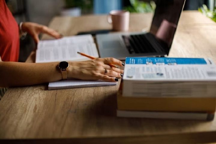 Nghề bi&ecirc;n dịch chật vật trước "cơn b&atilde;o" AI- Ảnh 1.