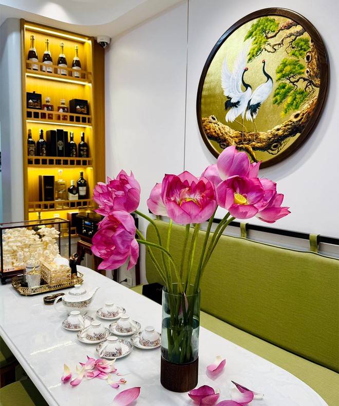 Nhan sắc vợ ch&acirc;n d&agrave;i sinh 5 con cho nam nghệ sĩ đ&igrave;nh đ&aacute;m sở hữu biệt phủ d&aacute;t v&agrave;ng ở H&agrave; Nội- Ảnh 10.