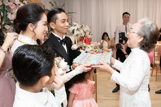 H&ocirc;n nh&acirc;n của sao nữ Vbiz nhận 22 c&acirc;y v&agrave;ng trong đ&aacute;m cưới, trang sức kim cương c&ugrave;ng cả m&acirc;m tiền mặt- Ảnh 3.