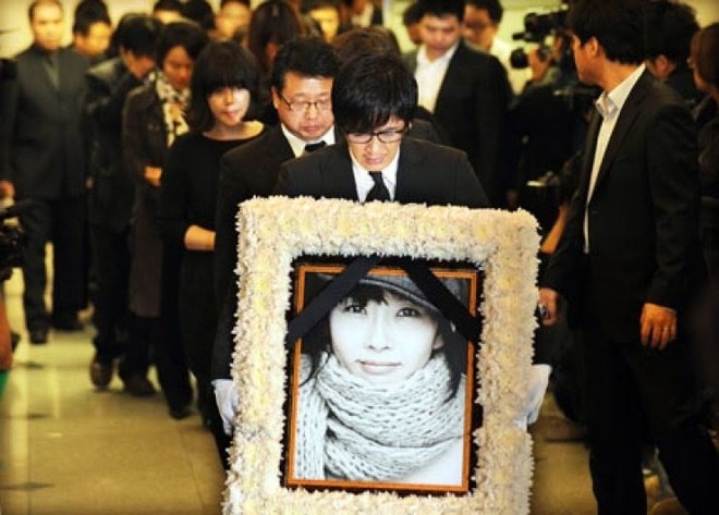 Phát sợ với cơ thể gầy trơ xương, héo mòn của con gái Phát sợ với cơ thể gầy trơ xương, héo mòn của con gái