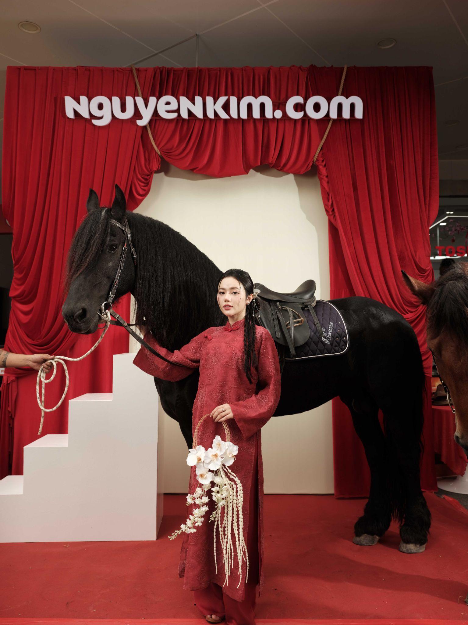 Siêu thị điện máy Nguyễn Kim “chơi lớn” với điểm check-in Tết Ngựa Thiệt Ngựa- Ảnh 5. Siêu thị điện máy Nguyễn Kim “chơi lớn” với điểm check-in Tết Ngựa Thiệt Ngựa- Ảnh 5.