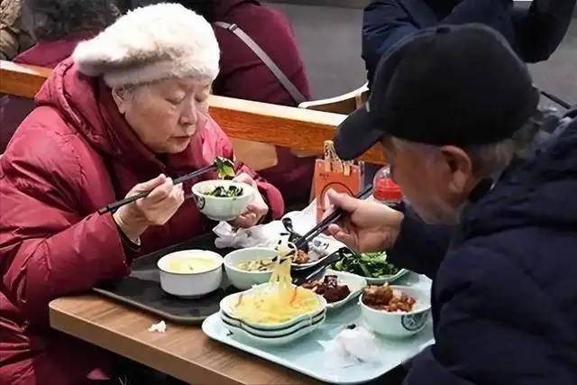 Trứng đứng thứ 5 trong số c&aacute;c loại thực phẩm gi&agrave;u protein ph&ugrave; hợp nhất cho người cao tuổi, đứng đầu "m&oacute;n" m&agrave; hầu hết mọi người kh&ocirc;ng nghĩ tới- Ảnh 1.