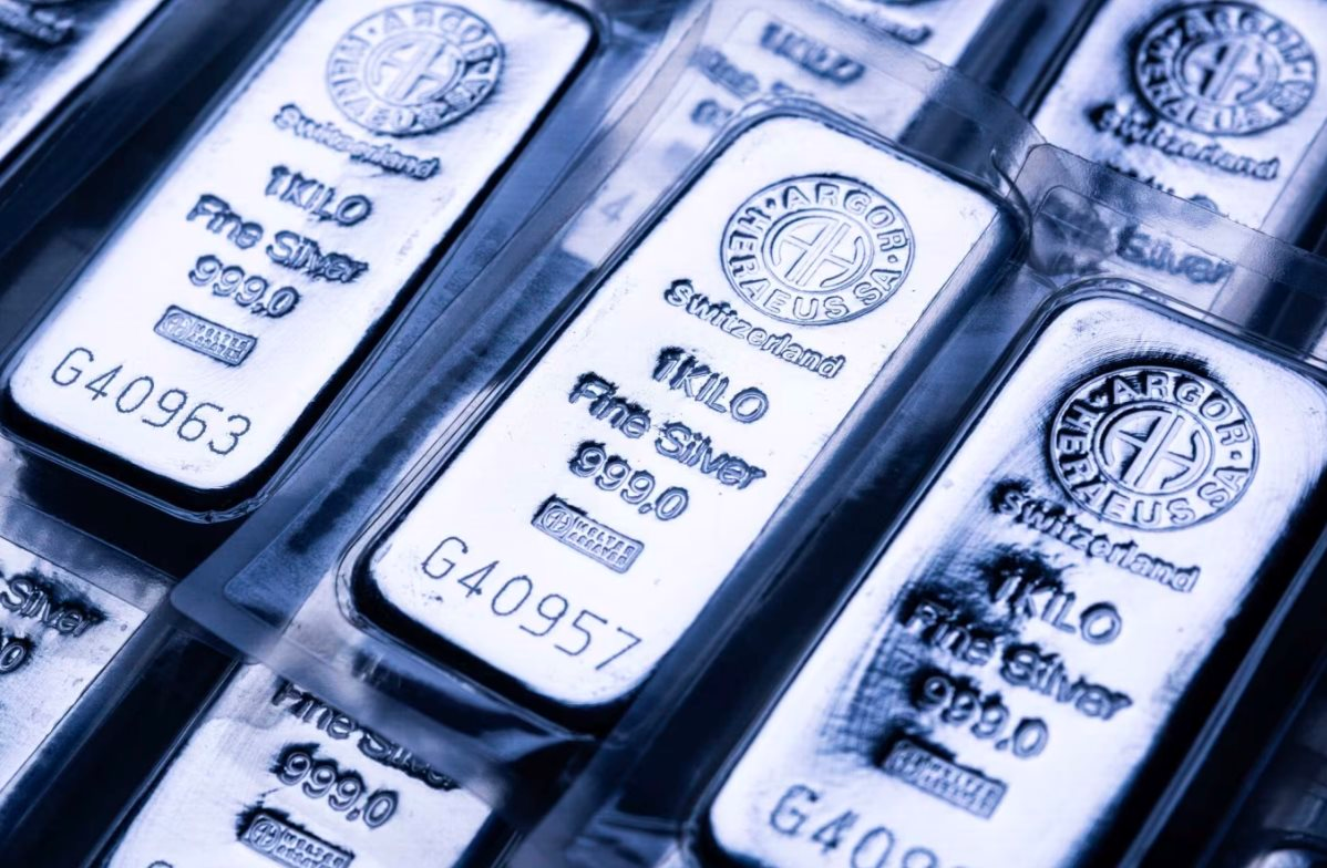 Gi&aacute; v&agrave;ng v&agrave; bạc đồng loạt tụt dốc, chứng kiến phi&ecirc;n giảm mạnh chưa từng c&oacute; trong gần 50 năm: Chuyện g&igrave; đang xảy ra?- Ảnh 1.