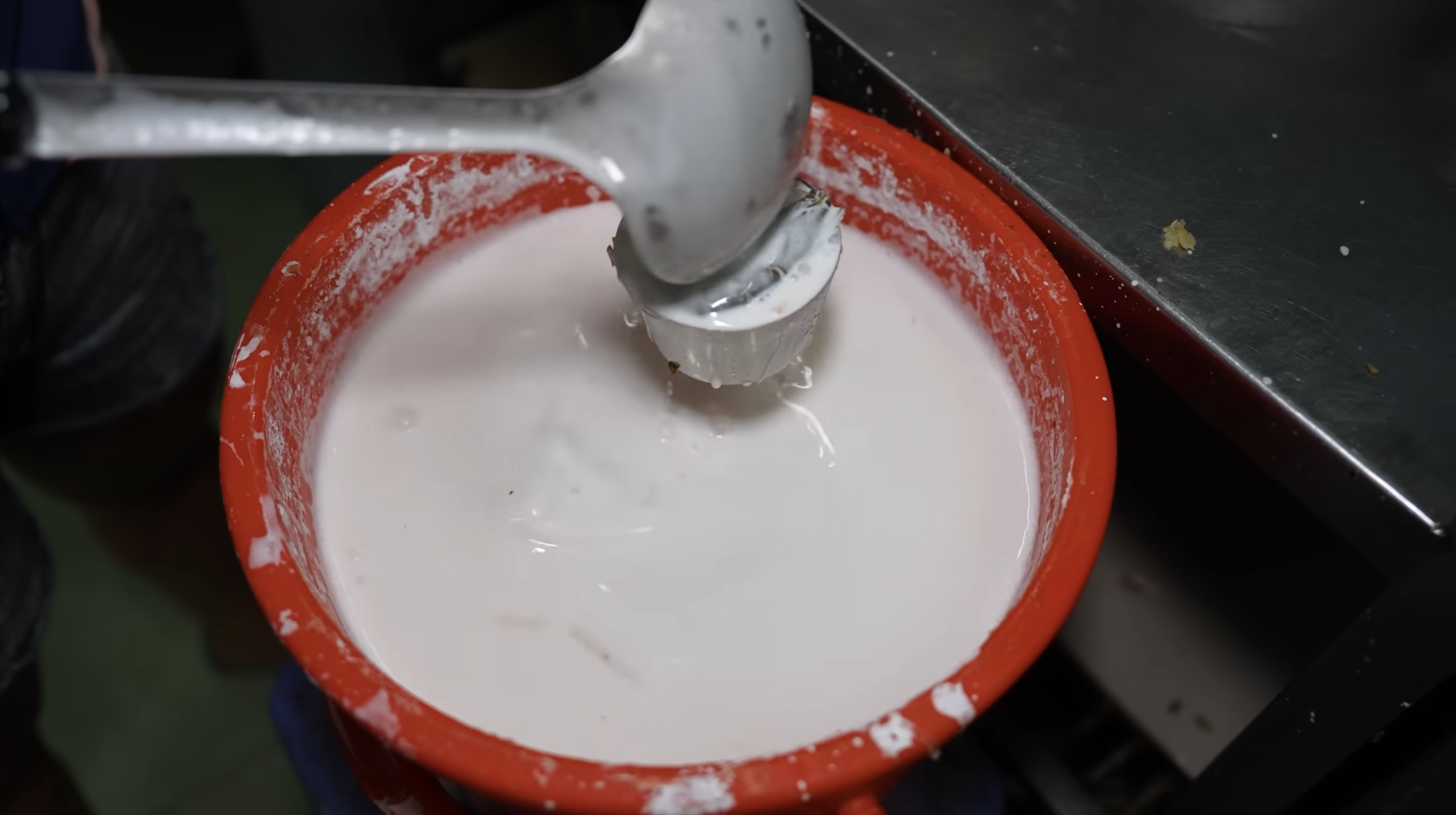 Chen ch&uacute;c mua 1.000 c&aacute;i b&aacute;nh cống bất chấp chảo dầu đen kịt, thực kh&aacute;ch vừa ăn ngon vừa nơm nớp lo cho sức khỏe- Ảnh 4.