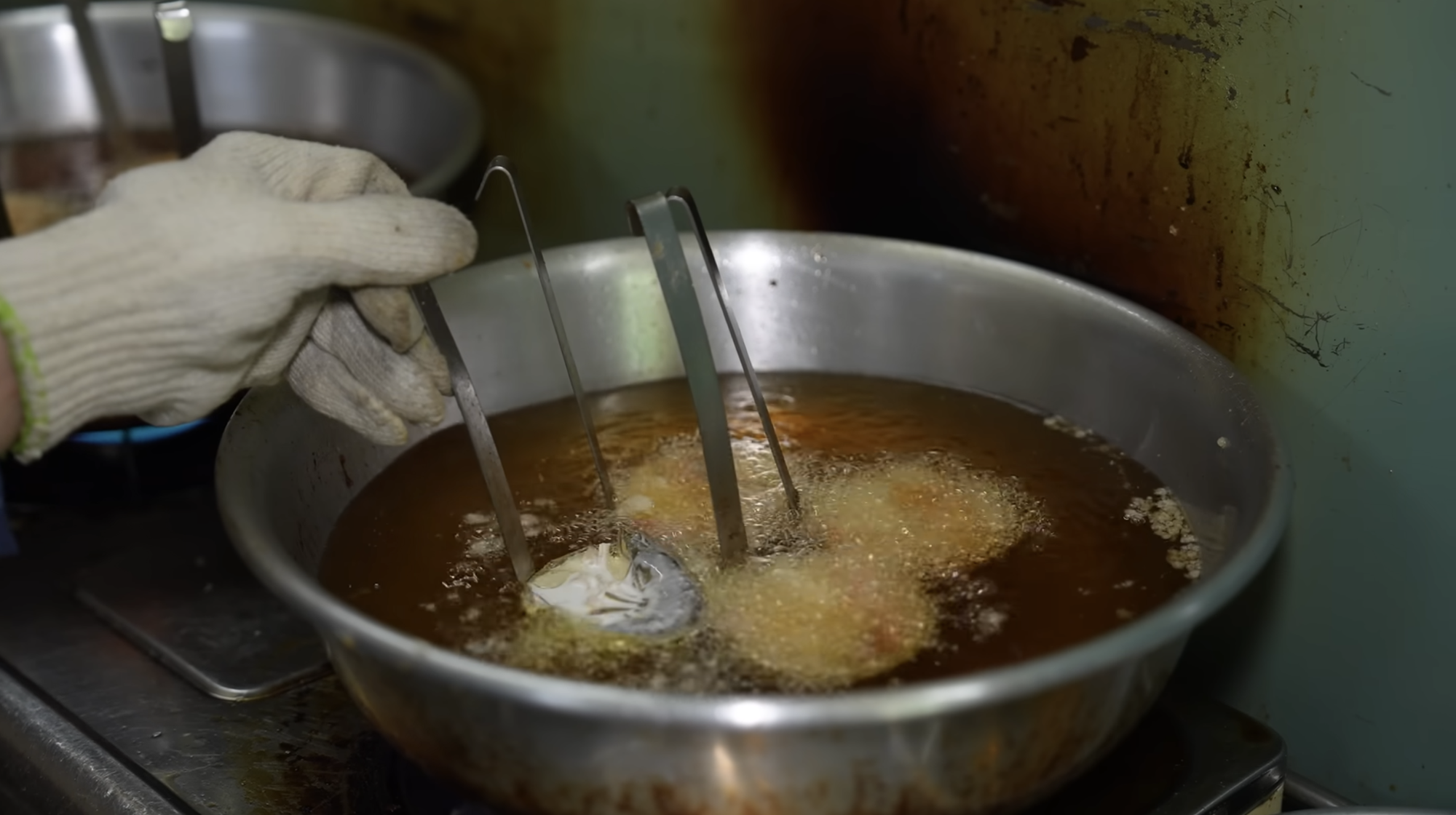 Chen ch&uacute;c mua 1.000 c&aacute;i b&aacute;nh cống bất chấp chảo dầu đen kịt, thực kh&aacute;ch vừa ăn ngon vừa nơm nớp lo cho sức khỏe- Ảnh 6.