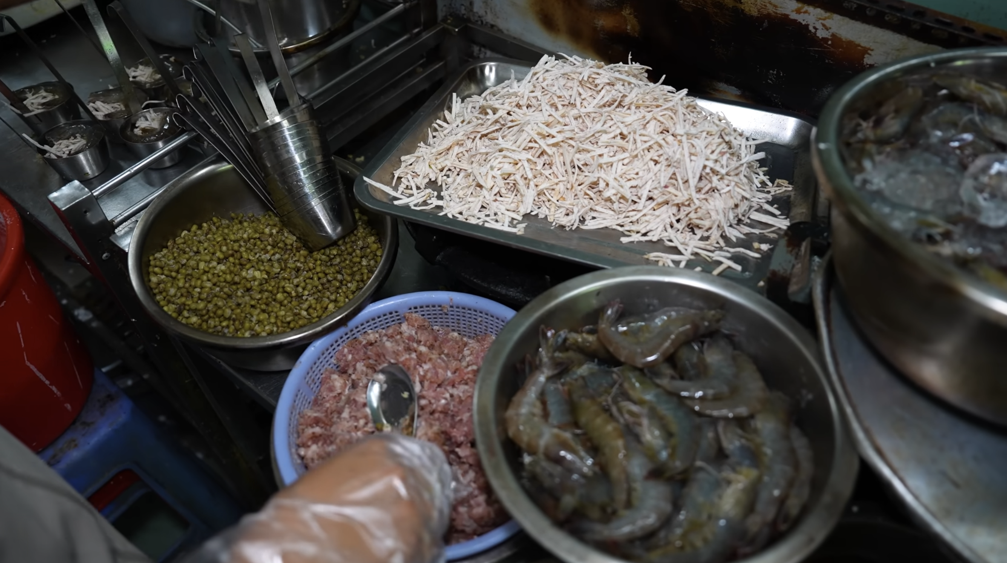 Chen ch&uacute;c mua 1.000 c&aacute;i b&aacute;nh cống bất chấp chảo dầu đen kịt, thực kh&aacute;ch vừa ăn ngon vừa nơm nớp lo cho sức khỏe- Ảnh 5.