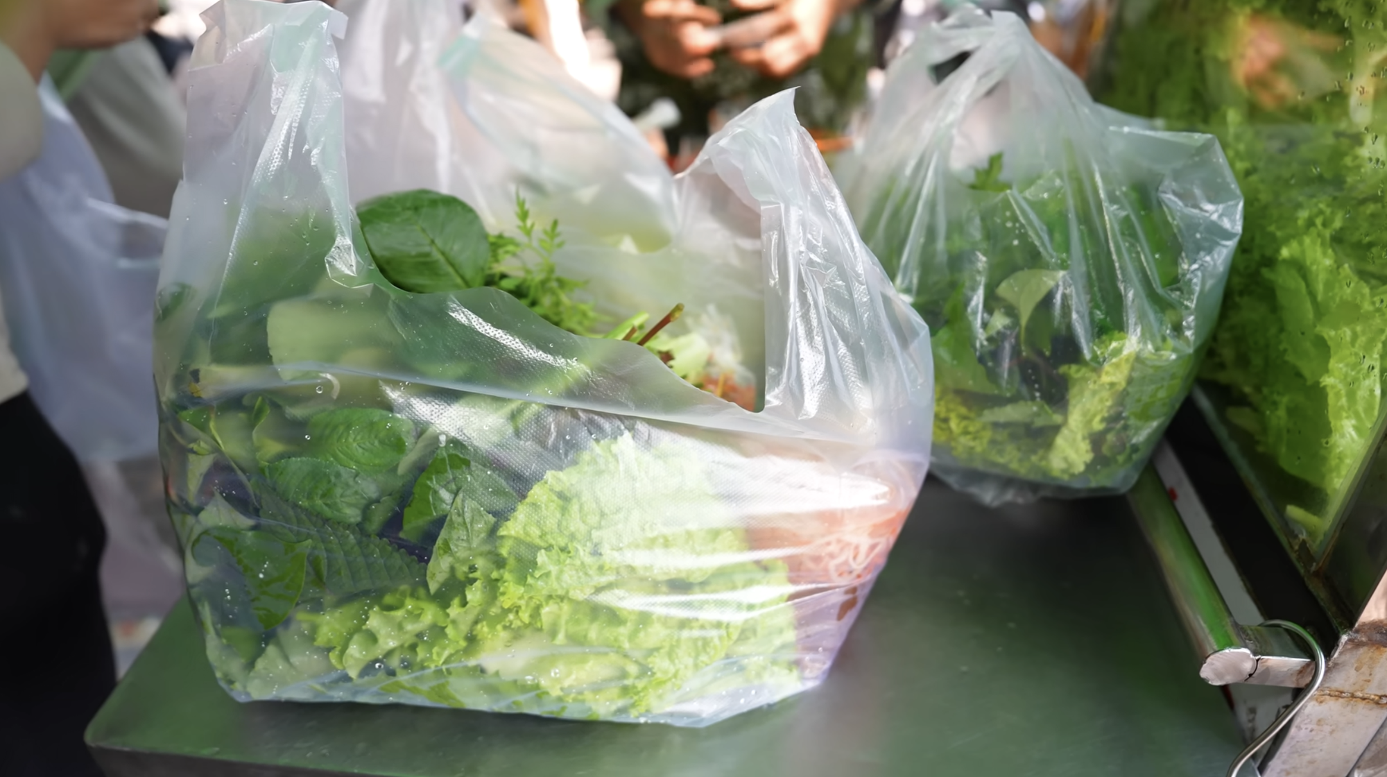 Chen ch&uacute;c mua 1.000 c&aacute;i b&aacute;nh cống bất chấp chảo dầu đen kịt, thực kh&aacute;ch vừa ăn ngon vừa nơm nớp lo cho sức khỏe- Ảnh 8.