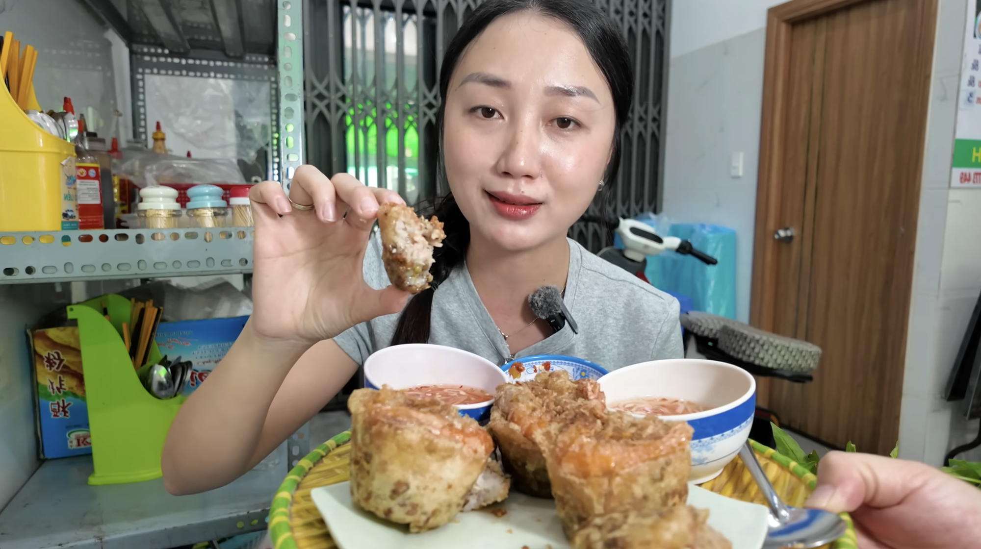 Chen ch&uacute;c mua 1.000 c&aacute;i b&aacute;nh cống bất chấp chảo dầu đen kịt, thực kh&aacute;ch vừa ăn ngon vừa nơm nớp lo cho sức khỏe- Ảnh 3.