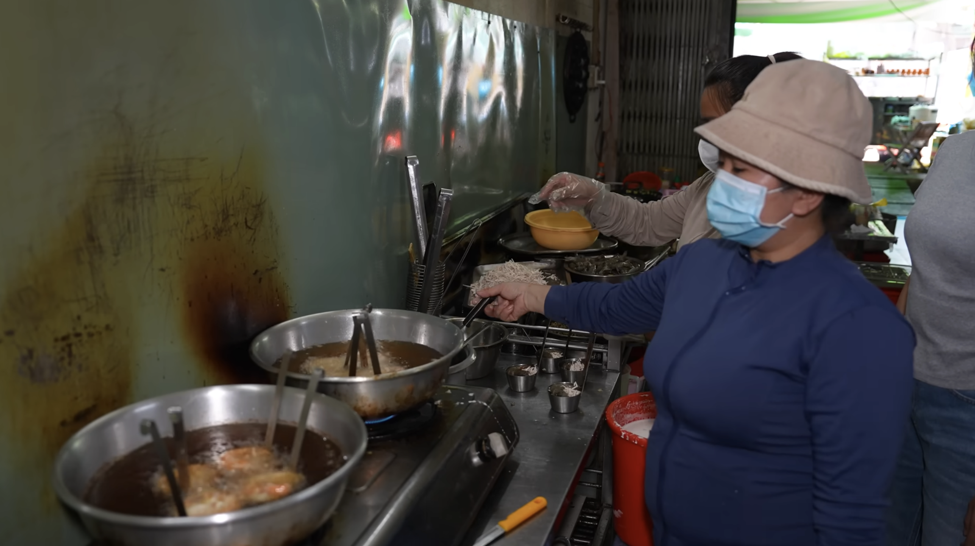 Chen ch&uacute;c mua 1.000 c&aacute;i b&aacute;nh cống bất chấp chảo dầu đen kịt, thực kh&aacute;ch vừa ăn ngon vừa nơm nớp lo cho sức khỏe- Ảnh 11.