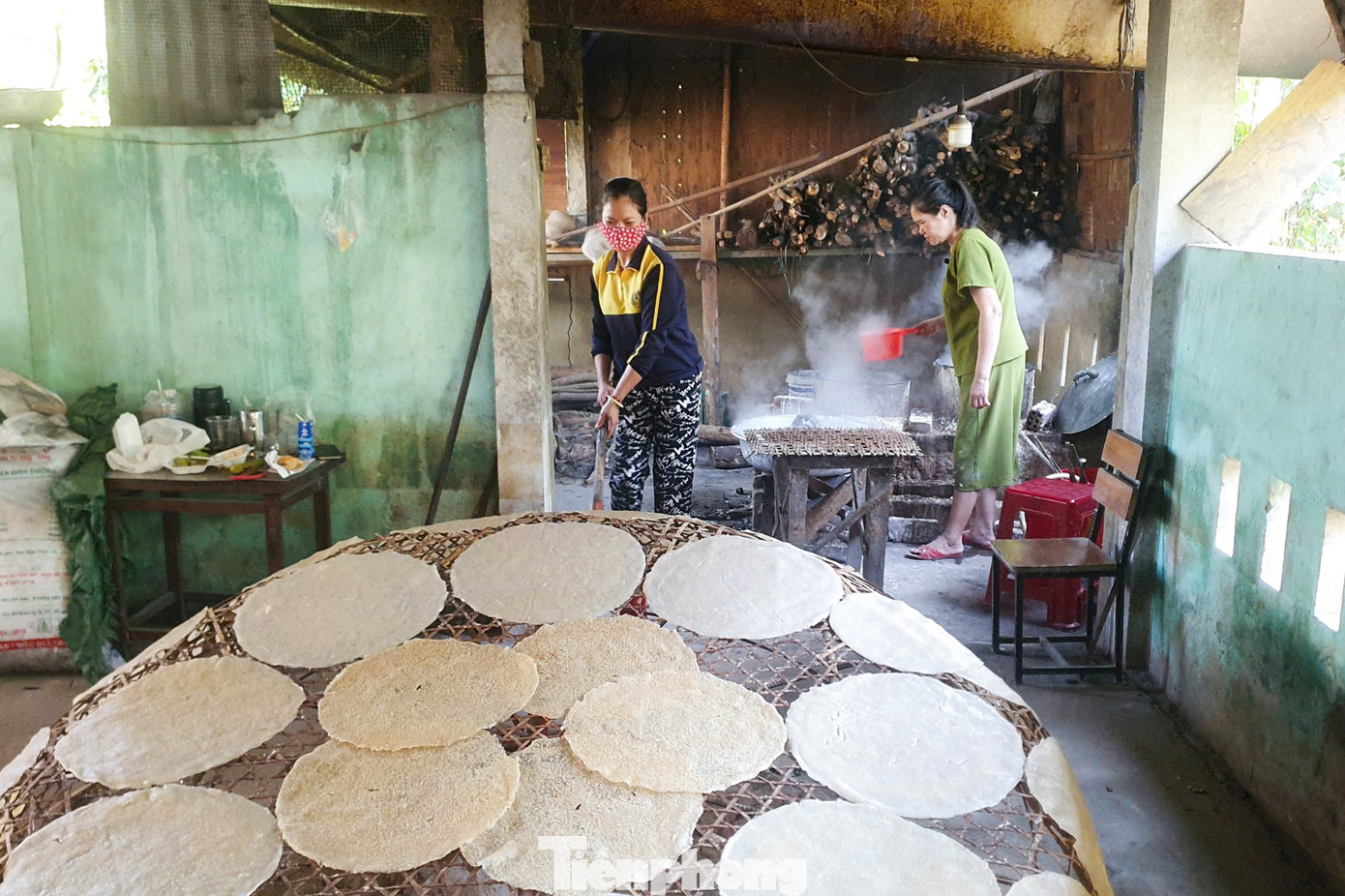 Đặc sản v&agrave;o vụ Tết, l&agrave;ng nghề 'đỏ lửa' suốt ng&agrave;y đ&ecirc;m- Ảnh 2.