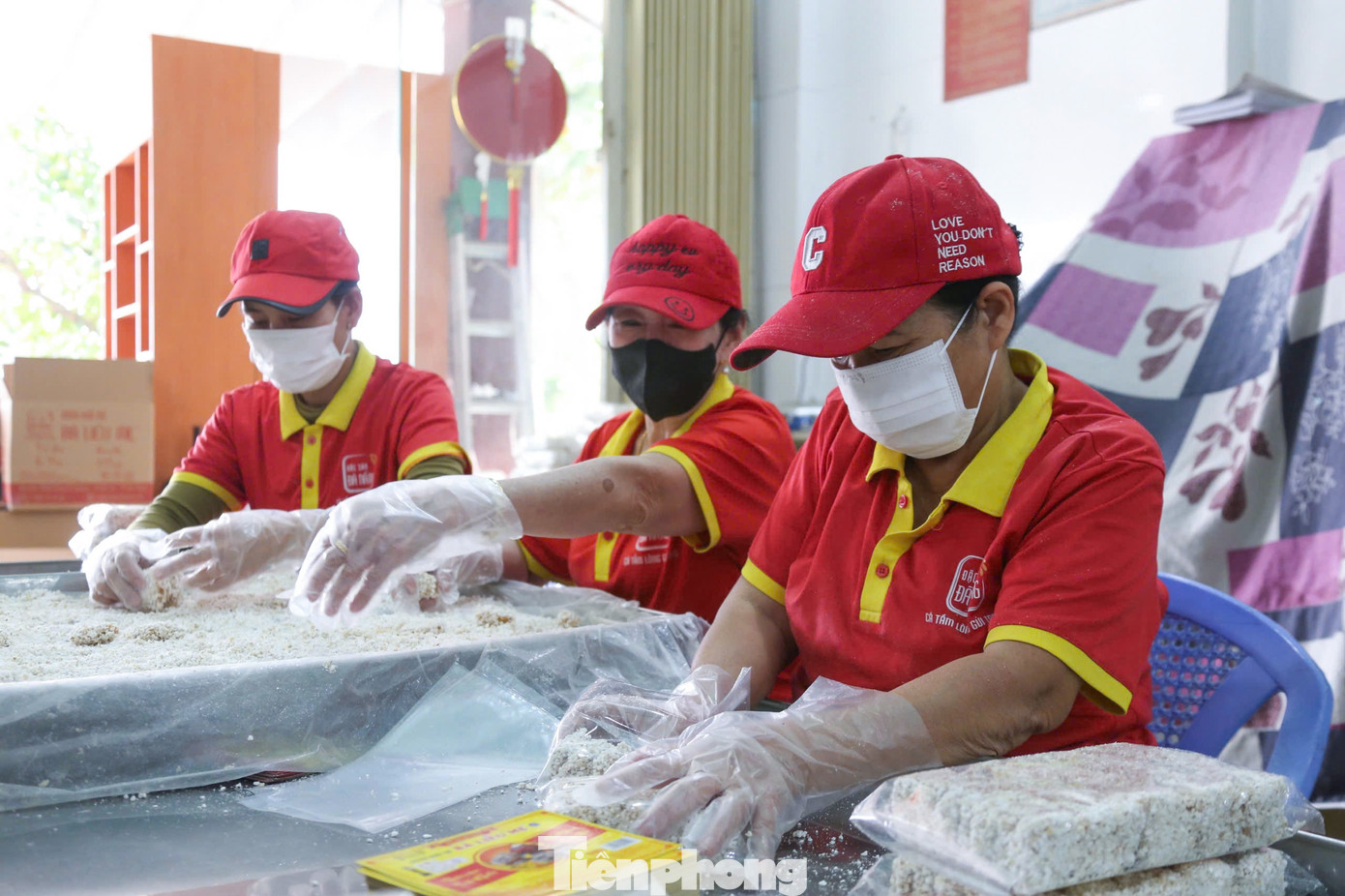 Đặc sản v&agrave;o vụ Tết, l&agrave;ng nghề 'đỏ lửa' suốt ng&agrave;y đ&ecirc;m- Ảnh 3.