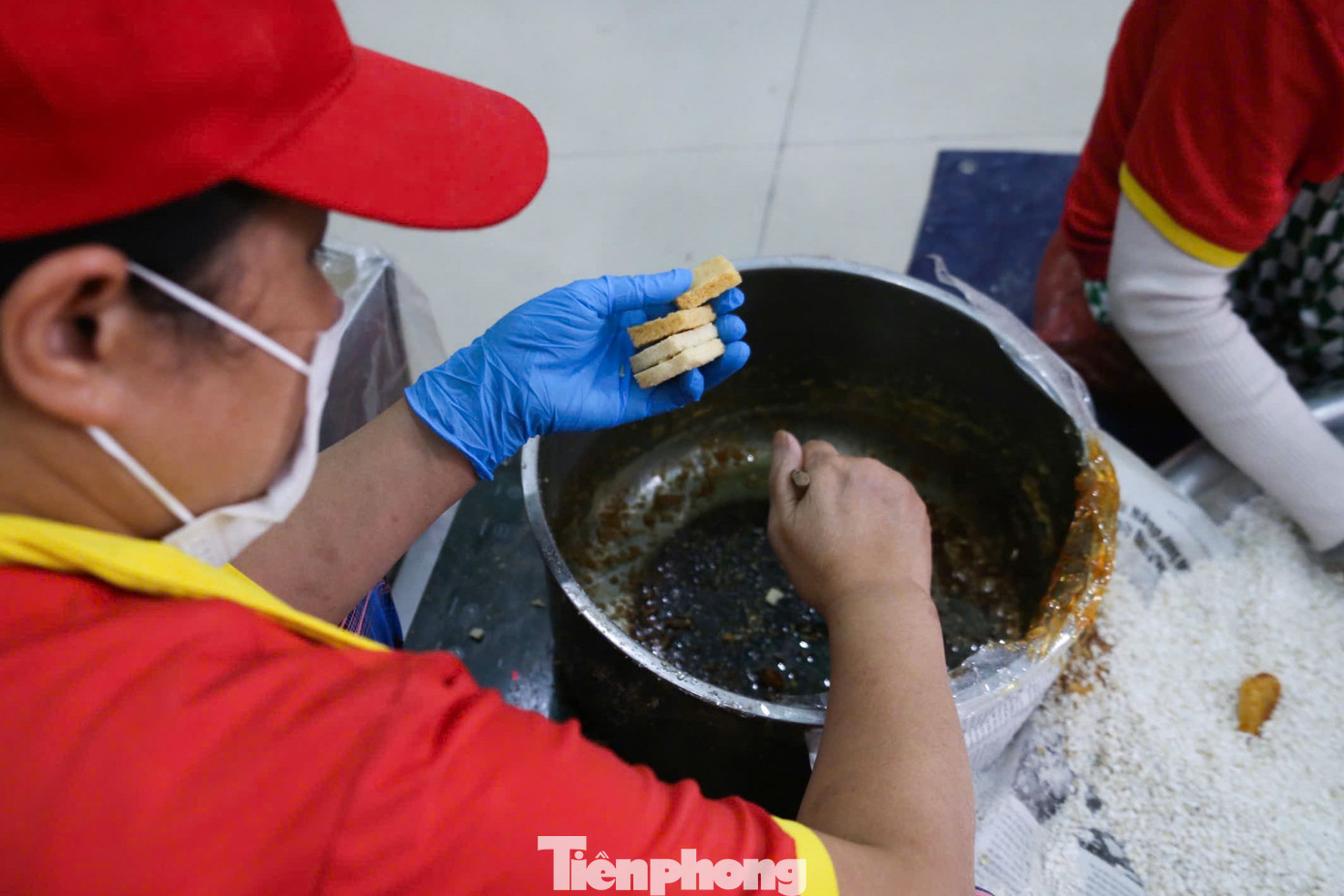 Đặc sản v&agrave;o vụ Tết, l&agrave;ng nghề 'đỏ lửa' suốt ng&agrave;y đ&ecirc;m- Ảnh 4.