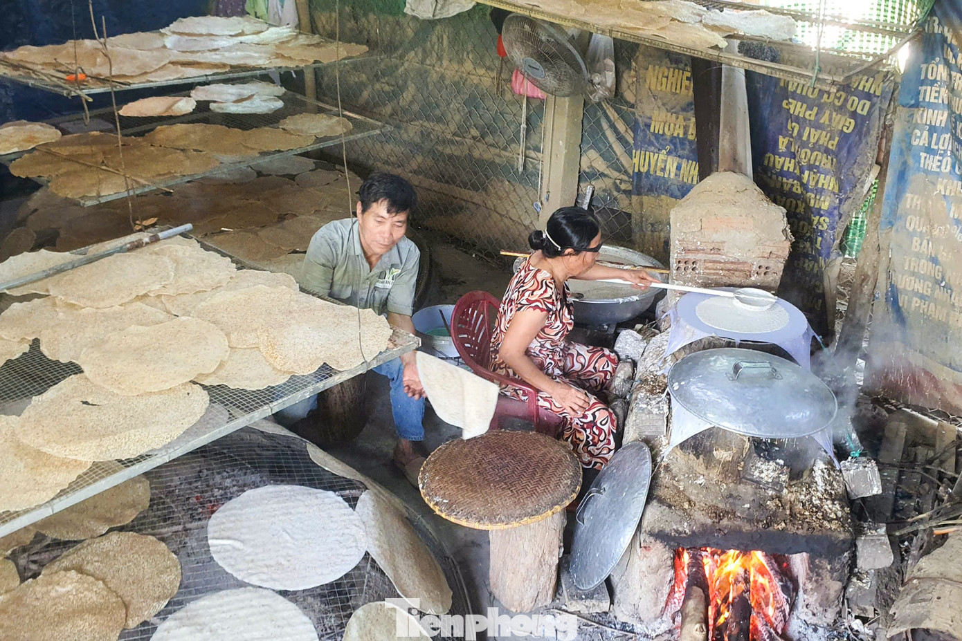 Đặc sản v&agrave;o vụ Tết, l&agrave;ng nghề 'đỏ lửa' suốt ng&agrave;y đ&ecirc;m- Ảnh 1.