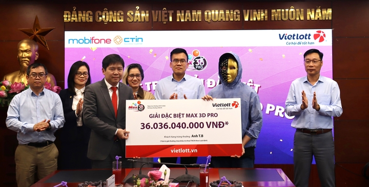 Người đ&agrave;n &ocirc;ng ở TP.HCM tr&uacute;ng 15 giải đặc biệt trị gi&aacute; hơn 36 tỷ đồng- Ảnh 1.