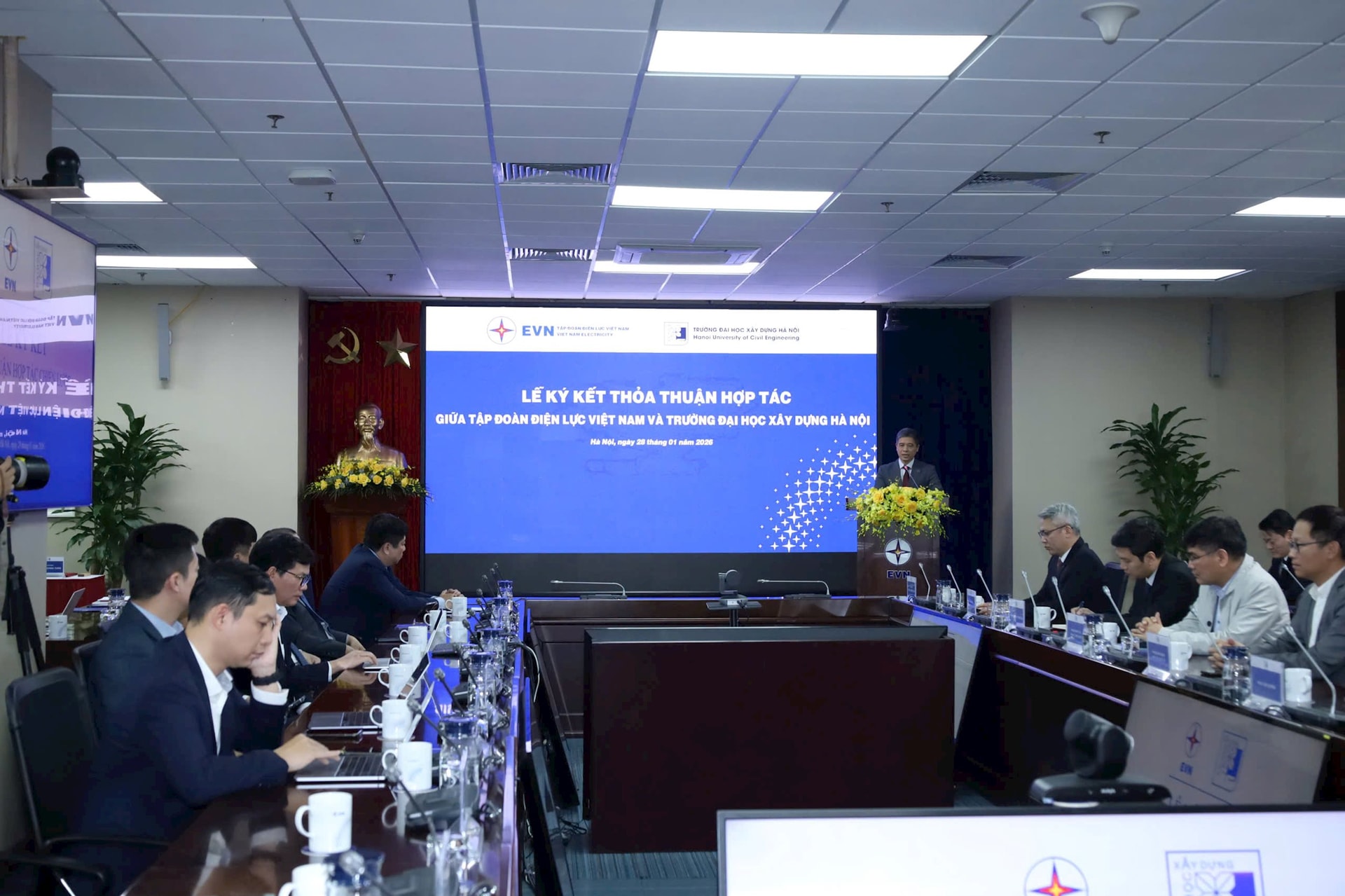 Trường ĐH l&agrave; "c&aacute;i n&ocirc;i" đ&agrave;o tạo kỹ sư h&agrave;ng đầu Việt Nam được EVN "chọn mặt gửi v&agrave;ng", c&ugrave;ng bắt tay thực hiện kế hoạch r&oacute;t 130.000 tỷ/năm- Ảnh 1.