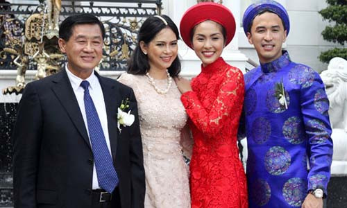 Vợ tỷ phú Johnathan Hạnh Nguyễn đối xử lạ với Vợ tỷ phú Johnathan Hạnh Nguyễn đối xử lạ với