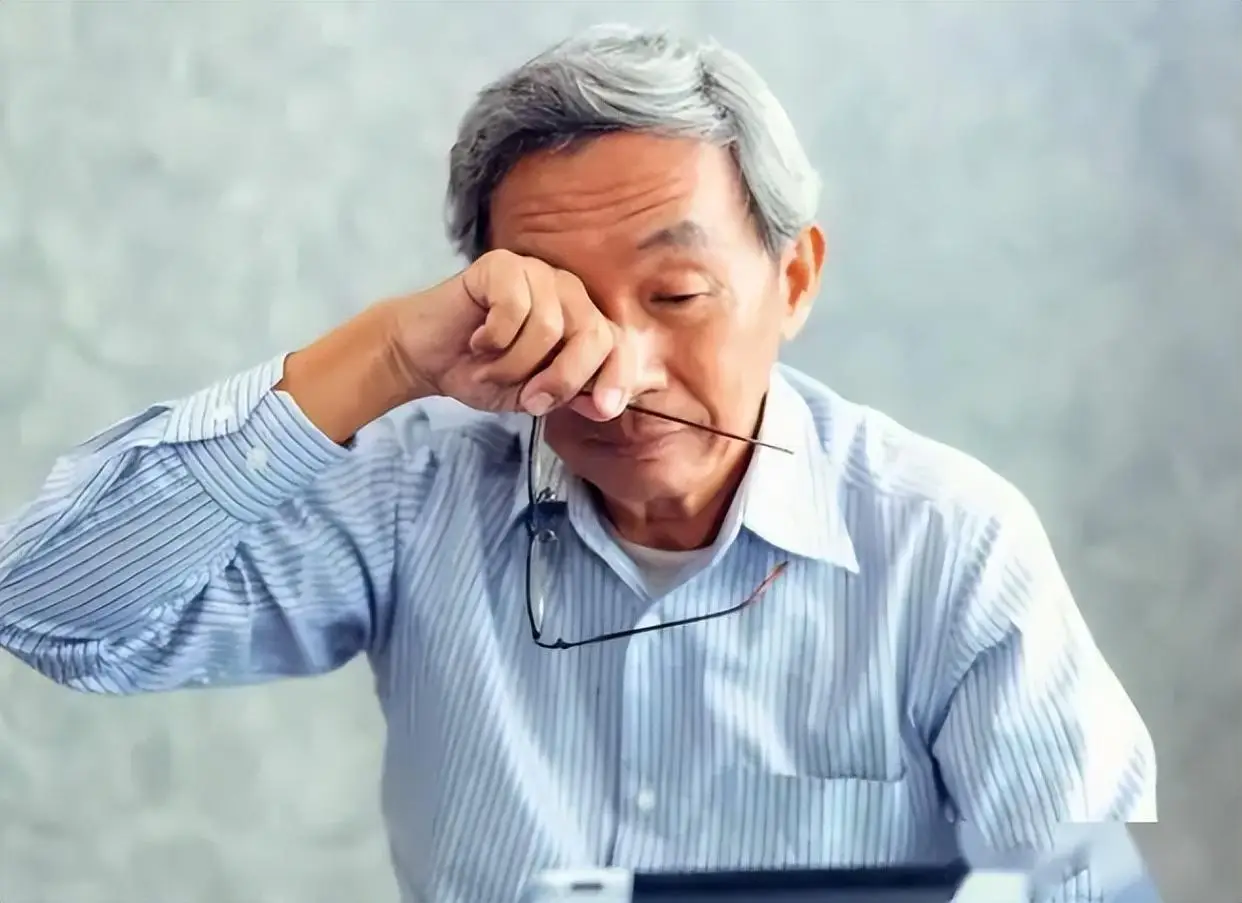 90% bệnh nh&acirc;n nhồi m&aacute;u n&atilde;o thường l&agrave;m 3 việc n&agrave;y 3 ng&agrave;y trước khi bị đột quỵ, rất c&oacute; thể bạn đang l&agrave;m việc thứ 2 ngay l&uacute;c n&agrave;y!- Ảnh 1.