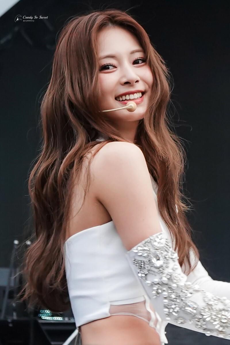 Mỹ nh&acirc;n đẹp nhất thế giới 10 năm bị ch&ecirc; "b&igrave;nh hoa di động": G&acirc;y b&atilde;o nhờ stage khoe v&ograve;ng 1, được gỡ cấm s&oacute;ng cả th&agrave;nh phố nức nở- Ảnh 6.