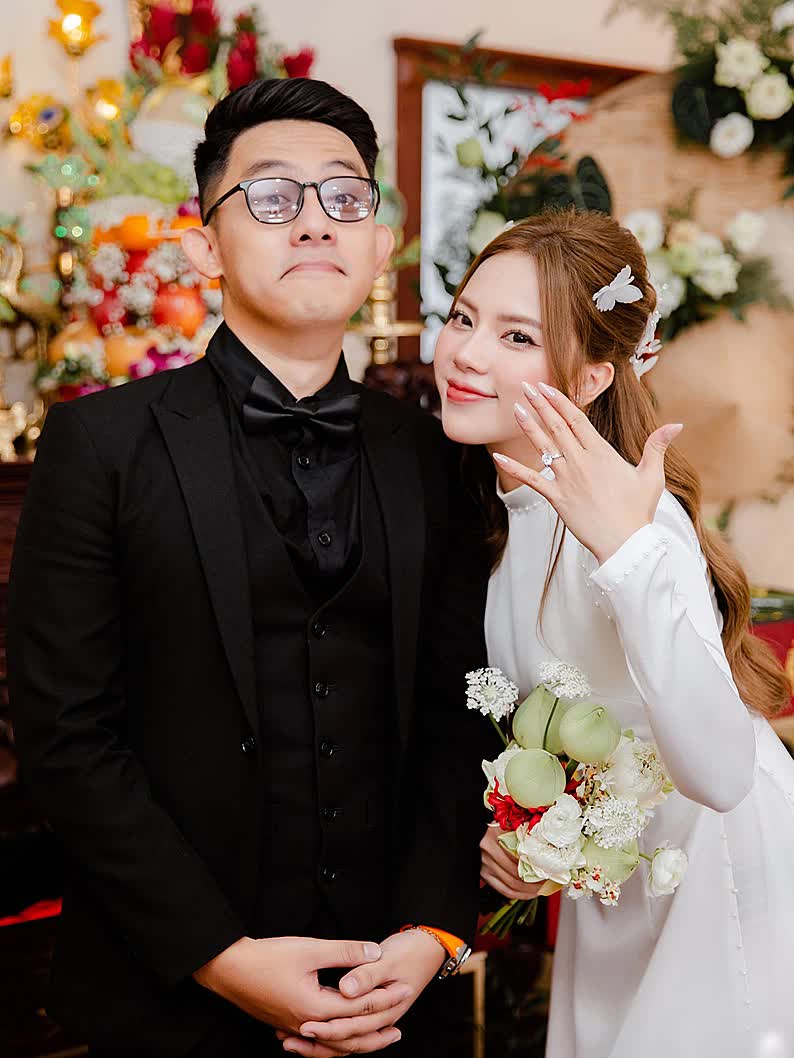 Doanh nh&acirc;n từng bị h&ocirc;n th&ecirc; cũ đ&ograve;i nợ h&agrave;ng chục tỷ đang hẹn h&ograve; với diễn vi&ecirc;n hơn 10 tuổi?- Ảnh 1.