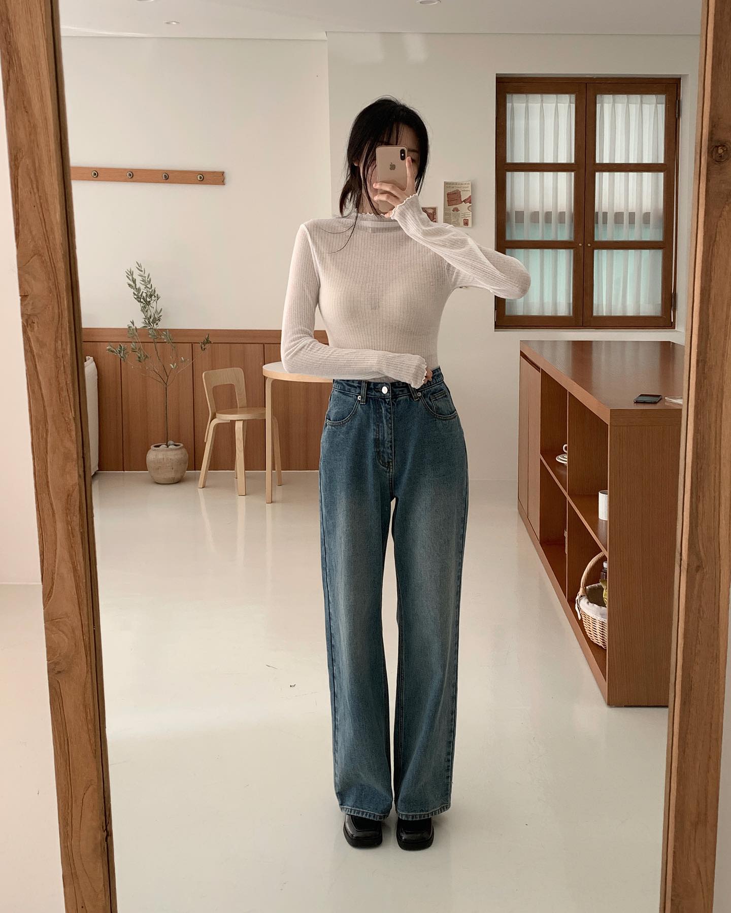 Nếu chị em đang tìm những item hack tuổi, thì đây là 5 món giúp trẻ hóa phong cách tuyệt đỉnh- Ảnh 3. Nếu chị em đang tìm những item hack tuổi, thì đây là 5 món giúp trẻ hóa phong cách tuyệt đỉnh- Ảnh 3.