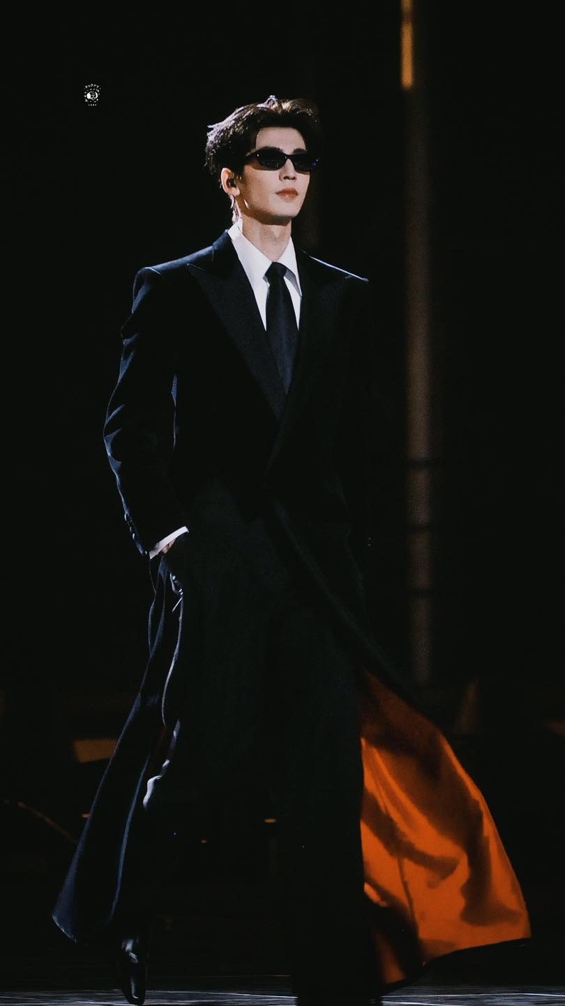 Gọi mỹ nam n&agrave;y l&agrave; Maybach v&igrave; anh vừa sang vừa o&aacute;ch, đẹp đến độ đ&agrave;n chị ngắm m&agrave; h&aacute; hốc mồm- Ảnh 1.