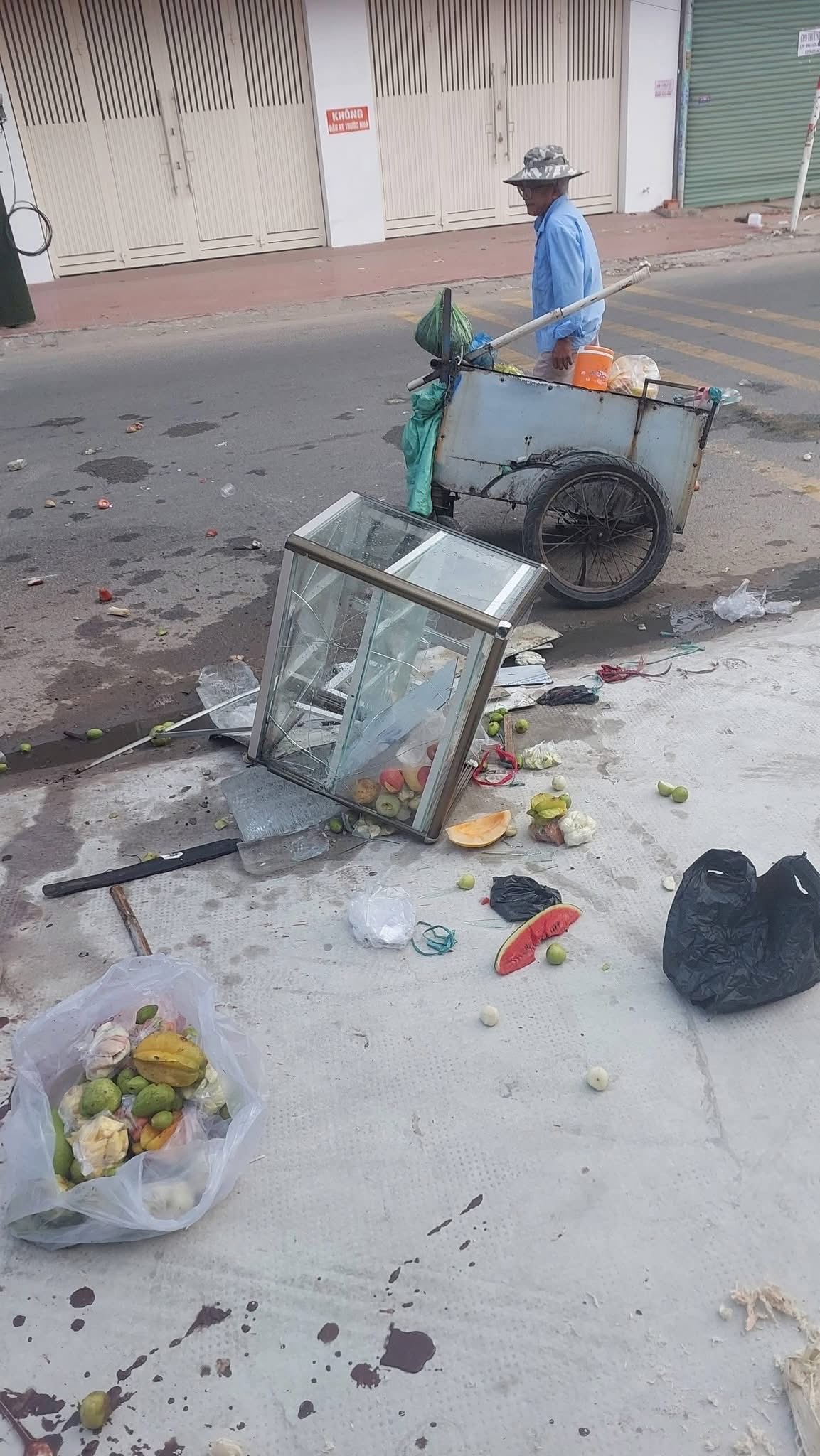 C&acirc;u chuyện bất ngờ ph&iacute;a sau chiếc xe tr&aacute;i c&acirc;y vỡ n&aacute;t của người đ&agrave;n &ocirc;ng 64 tuổi một m&igrave;nh nu&ocirc;i vợ bệnh ở TP.HCM- Ảnh 2.