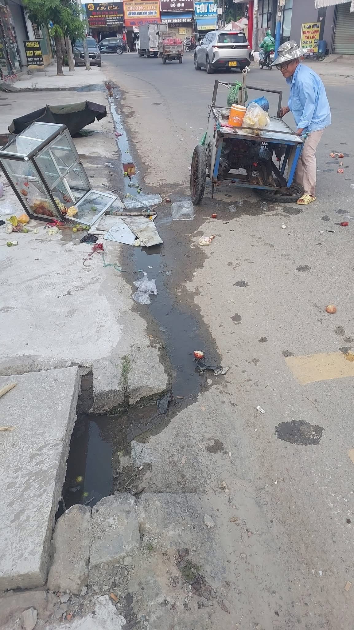 C&acirc;u chuyện bất ngờ ph&iacute;a sau chiếc xe tr&aacute;i c&acirc;y vỡ n&aacute;t của người đ&agrave;n &ocirc;ng 64 tuổi một m&igrave;nh nu&ocirc;i vợ bệnh ở TP.HCM- Ảnh 3.