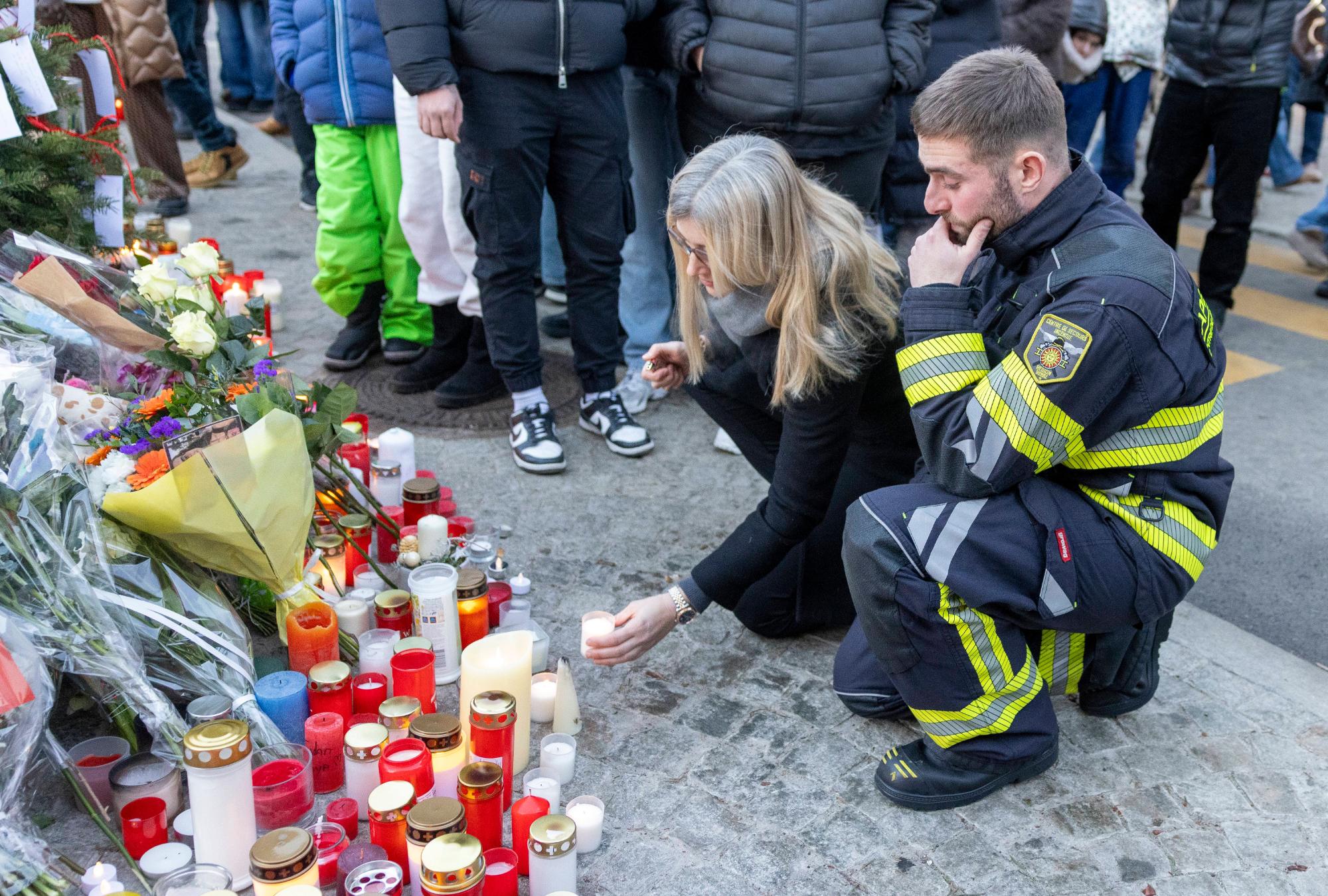 Thuỵ Sĩ bao tr&ugrave;m trong tang thương: Đội cứu hỏa c&ugrave;ng bật kh&oacute;c khi tưởng niệm c&aacute;c nạn nh&acirc;n m&igrave;nh kh&ocirc;ng thể cứu sống- Ảnh 5.