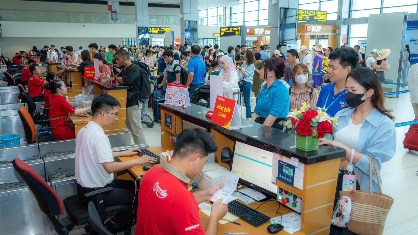 Cận cảnh Nội B&agrave;i trong ng&agrave;y chuyến bay quốc tế đạt mức kỷ lục- Ảnh 3.