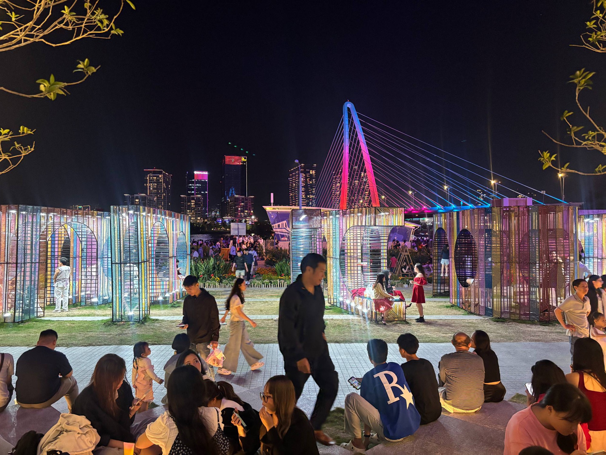 T&ograve;a nh&agrave; cao thứ 3 TP.HCM lập tức so&aacute;n ng&ocirc;i đ&ocirc;ng kh&aacute;ch nhất dịp lễ nhờ tung vườn hoa Tết khổng lồ- Ảnh 1.