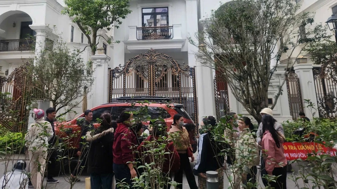 Cảnh tượng lạ trước cửa biệt thự của Hoàng Hường- Ảnh 1. Cảnh tượng lạ trước cửa biệt thự của Hoàng Hường- Ảnh 1.