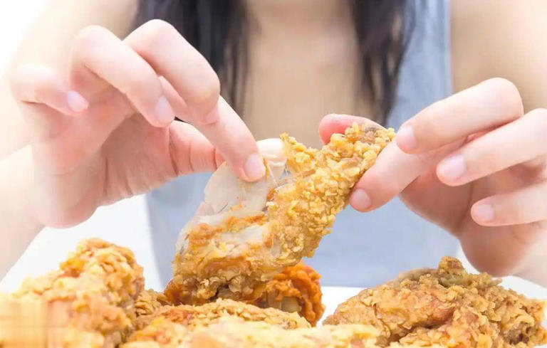 Nam shipper 39 tuổi bị tổn thương gan, b&aacute;c sĩ khuy&ecirc;n: 3 kiểu ăn trưa n&ecirc;n bỏ ngay- Ảnh 3.