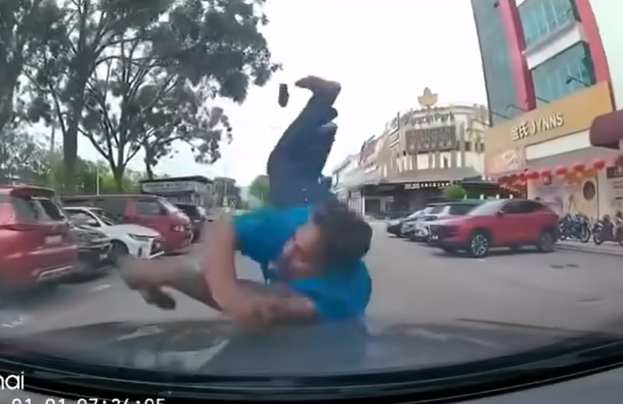 Người đ&agrave;n &ocirc;ng bất ngờ lao thẳng v&agrave;o đầu xe &ocirc; t&ocirc; đang chạy- Ảnh 1.