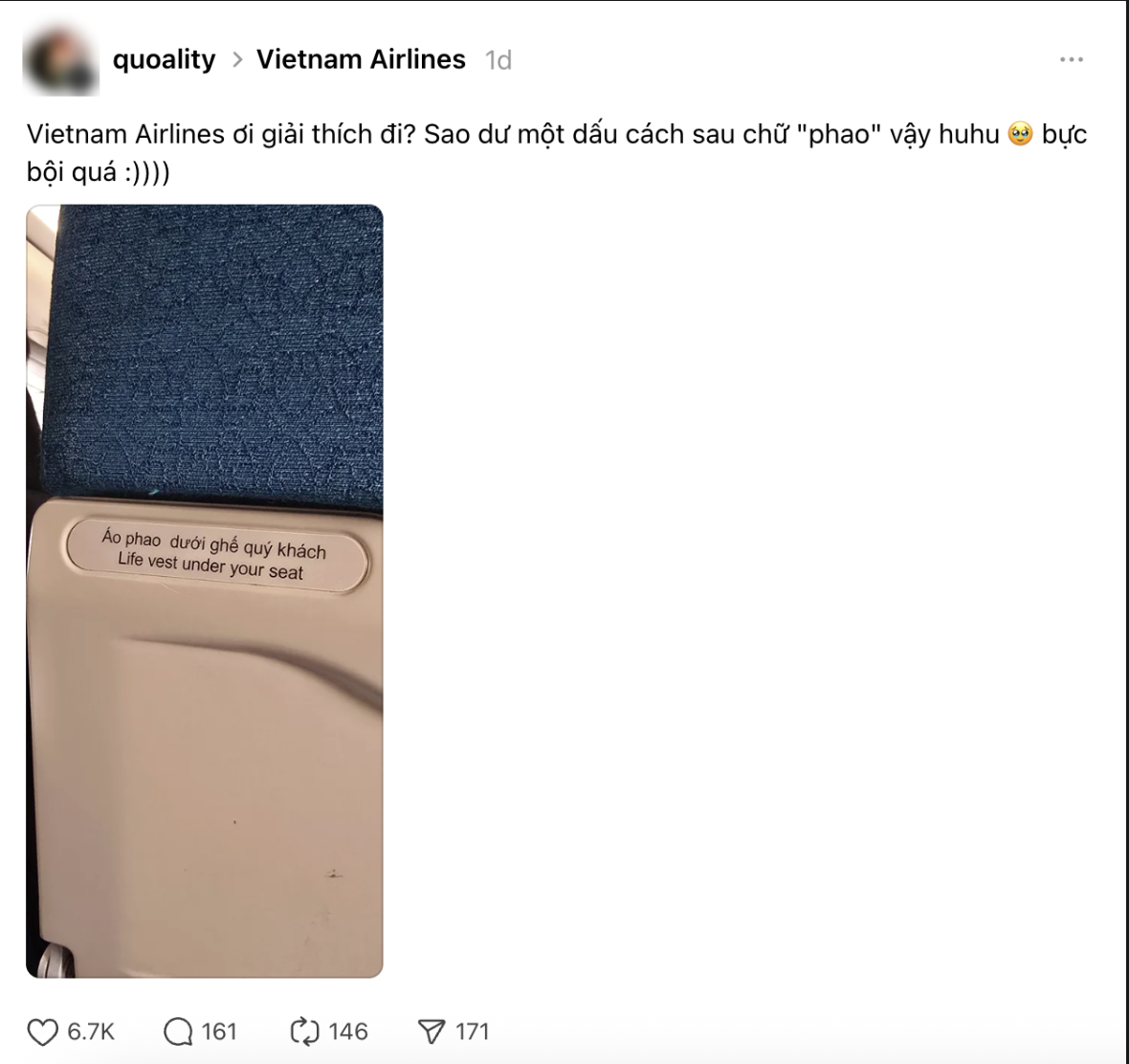 Dòng chữ trên ghế ngồi của một hãng hàng không gây chú ý- Ảnh 1. Dòng chữ trên ghế ngồi của một hãng hàng không gây chú ý- Ảnh 1.