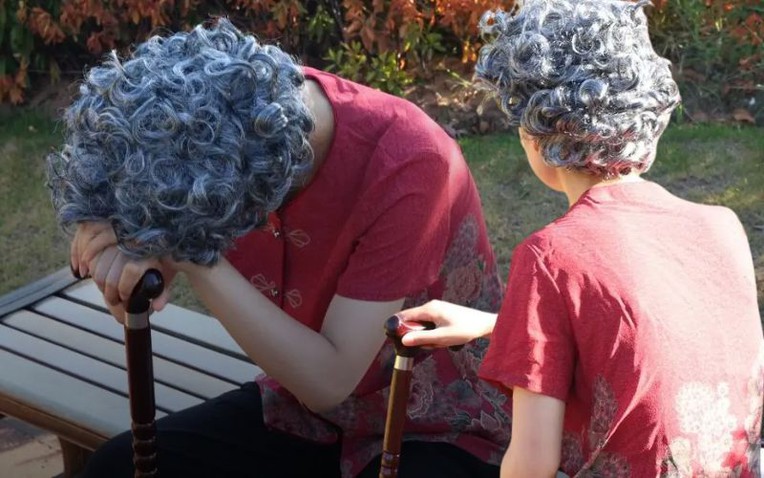 Khi người th&acirc;n hay qu&ecirc;n, ch&uacute;ng ta lại nghĩ đ&oacute; l&agrave; &ldquo;gi&agrave; rồi&rdquo; m&agrave; bỏ qua bệnh Alzheimer: Đừng chủ quan với 5 thay đổi n&agrave;y- Ảnh 1.