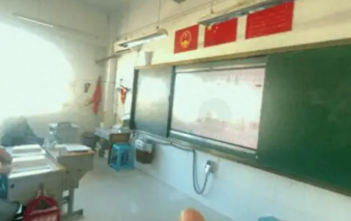 Vụ việc kỳ lạ nhất năm: Hiệu trưởng mất chức v&igrave; c&aacute;i... r&egrave;m cửa c&ograve;n một nữ gi&aacute;o vi&ecirc;n khiến khắp MXH ngợi khen v&igrave; sự dũng cảm!- Ảnh 1.