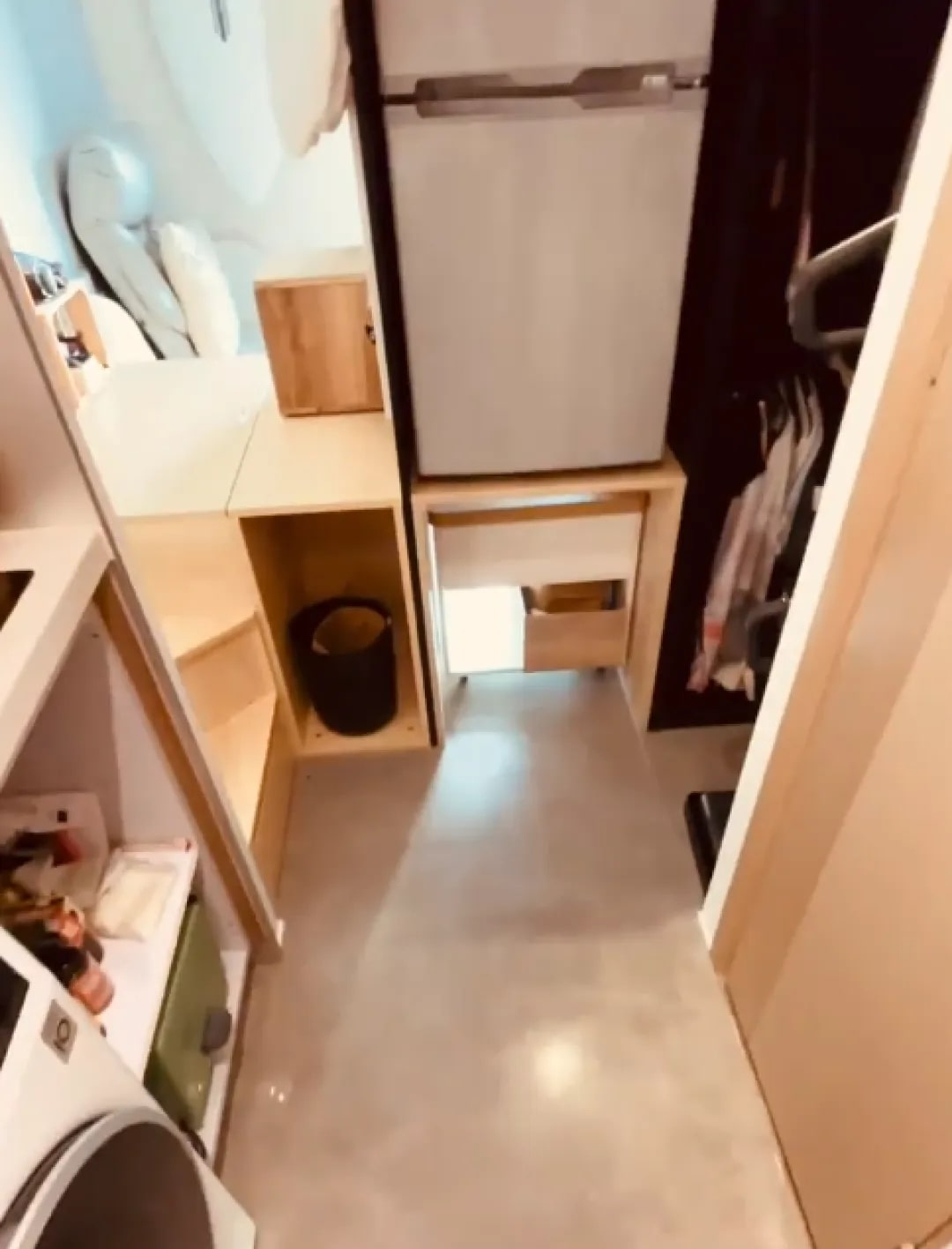 Độc lạ nhà ở Hong Kong: Vỏn vẹn 5m2, phòng ngủ nằm gọn trong tủ quần áo- Ảnh 3. Độc lạ nhà ở Hong Kong: Vỏn vẹn 5m2, phòng ngủ nằm gọn trong tủ quần áo- Ảnh 3.