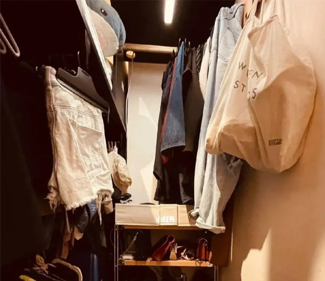 Độc lạ nhà ở Hong Kong: Vỏn vẹn 5m2, phòng ngủ nằm gọn trong tủ quần áo- Ảnh 4. Độc lạ nhà ở Hong Kong: Vỏn vẹn 5m2, phòng ngủ nằm gọn trong tủ quần áo- Ảnh 4.