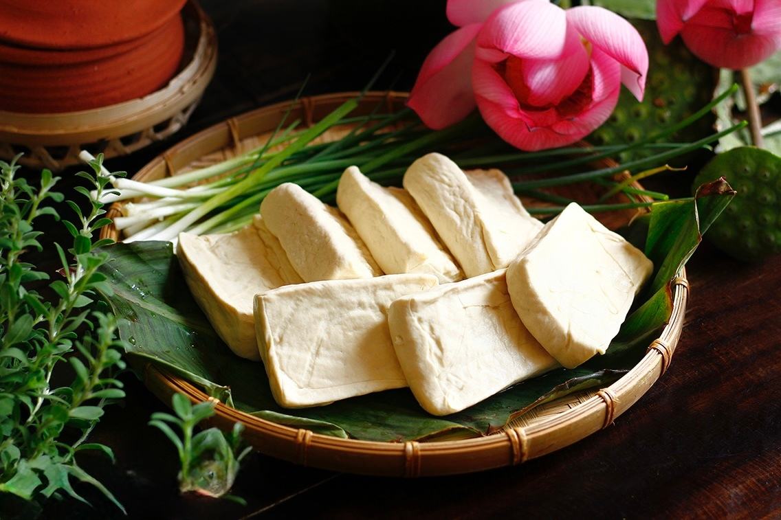 Đậu phụ - “kho canxi” rẻ tiền gấp 10 lần thịt bò: Ăn đều mùa đông giúp ruột khỏe, xương chắc, cholesterol giảm- Ảnh 1. Đậu phụ - “kho canxi” rẻ tiền gấp 10 lần thịt bò: Ăn đều mùa đông giúp ruột khỏe, xương chắc, cholesterol giảm- Ảnh 1.