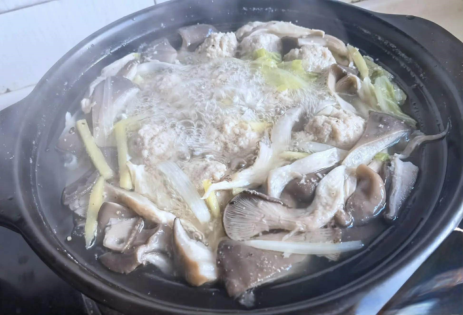 Mẹ t&ocirc;i thường nấu m&oacute;n n&agrave;y cho cả nh&agrave; ăn khi trời lạnh: M&ugrave;i thơm ng&agrave;o ngạt, ngửi th&ocirc;i đ&atilde; muốn ăn sạch nồi- Ảnh 6.