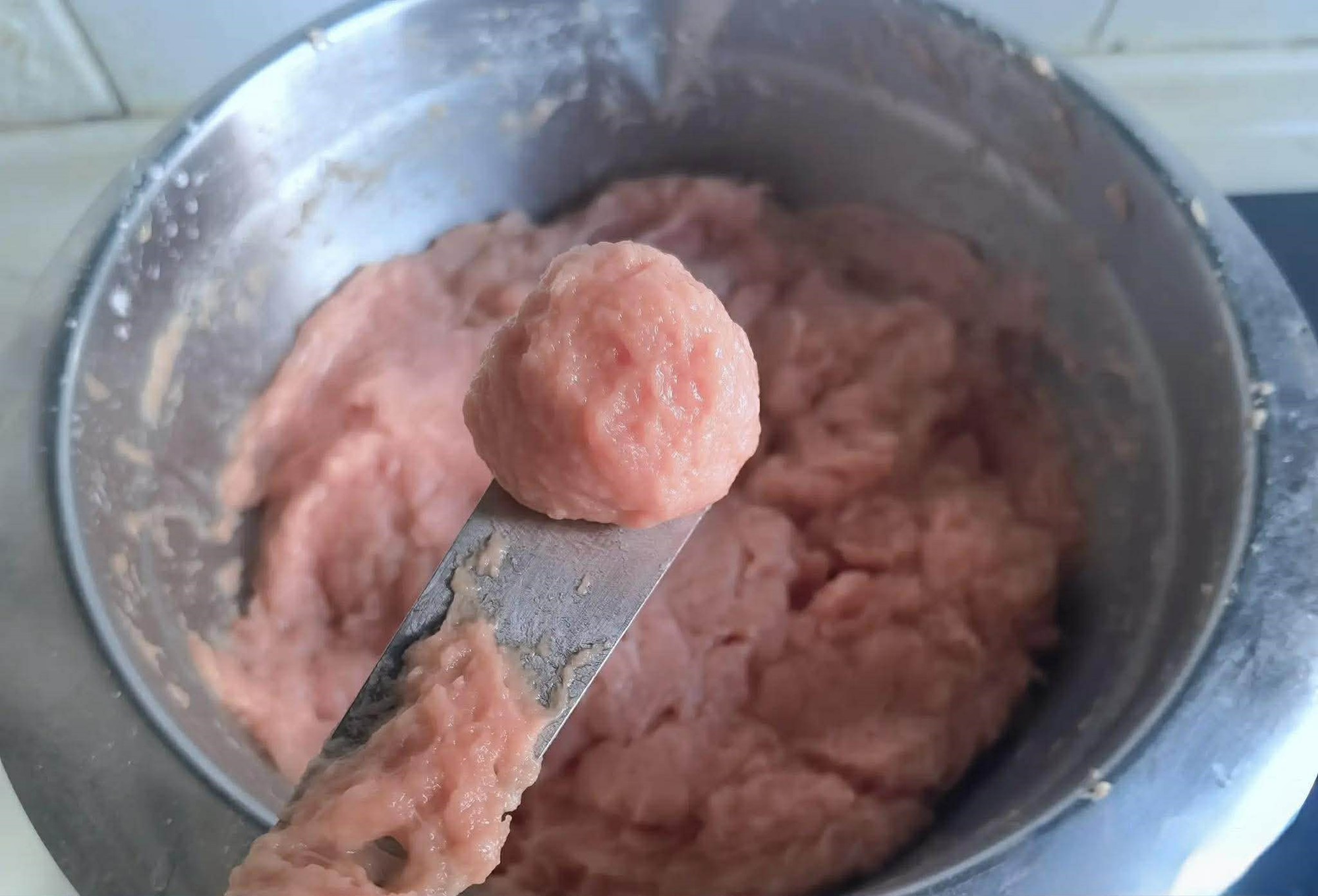 Mẹ t&ocirc;i thường nấu m&oacute;n n&agrave;y cho cả nh&agrave; ăn khi trời lạnh: M&ugrave;i thơm ng&agrave;o ngạt, ngửi th&ocirc;i đ&atilde; muốn ăn sạch nồi- Ảnh 2.