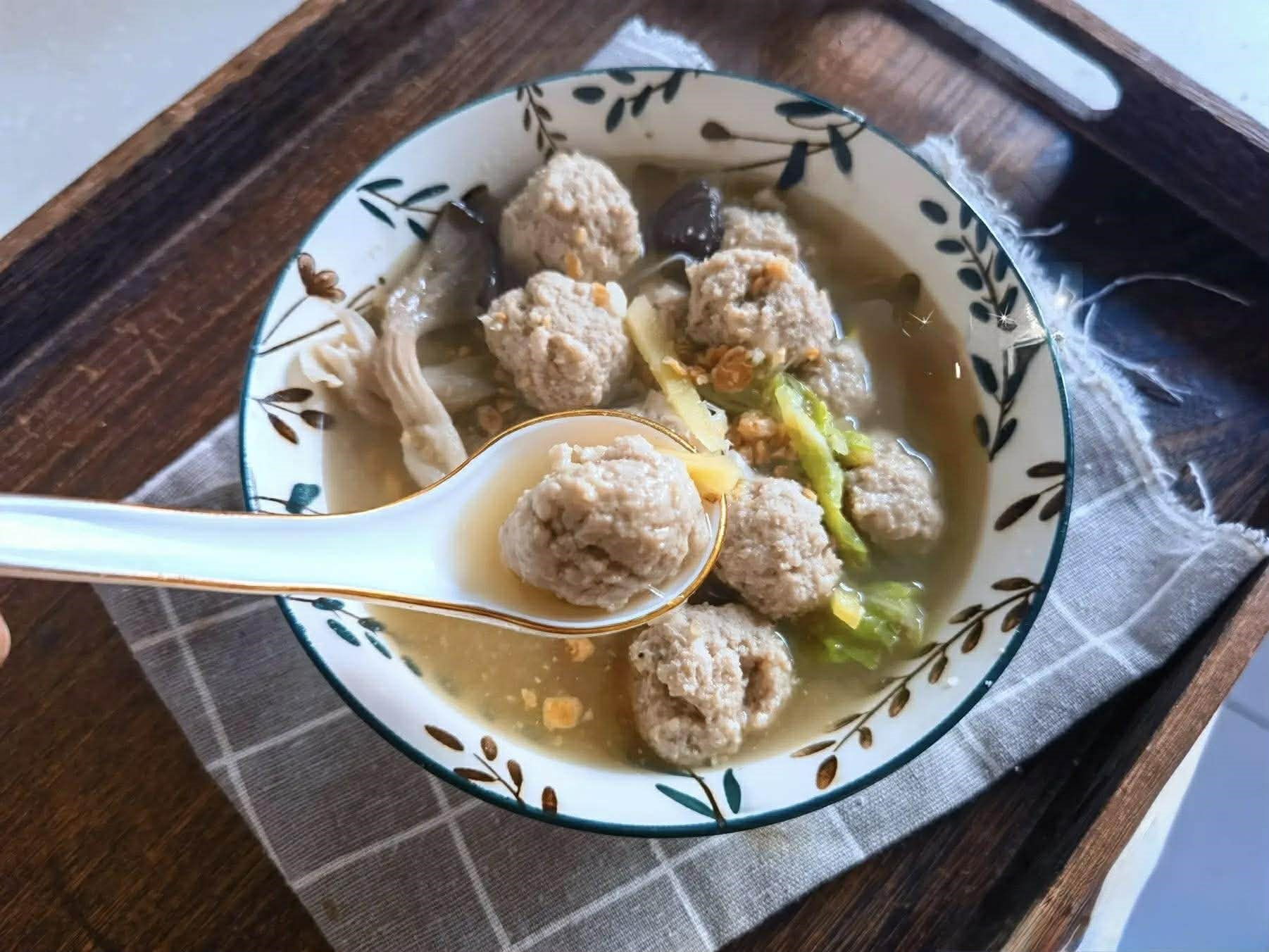 Mẹ t&ocirc;i thường nấu m&oacute;n n&agrave;y cho cả nh&agrave; ăn khi trời lạnh: M&ugrave;i thơm ng&agrave;o ngạt, ngửi th&ocirc;i đ&atilde; muốn ăn sạch nồi- Ảnh 8.