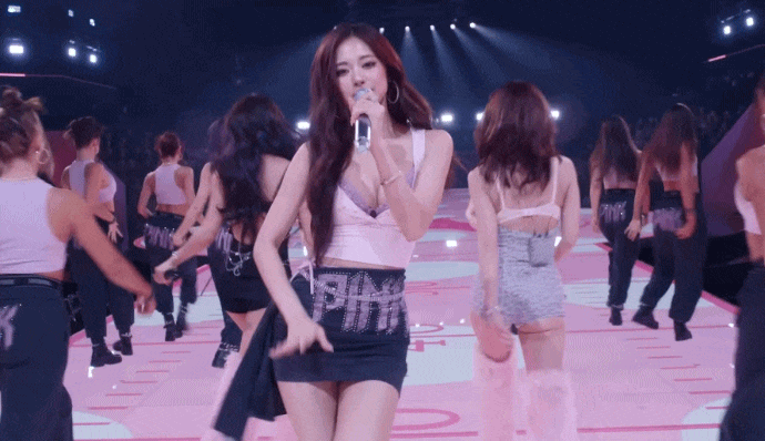 Mỹ nh&acirc;n đẹp nhất thế giới 10 năm bị ch&ecirc; "b&igrave;nh hoa di động": G&acirc;y b&atilde;o nhờ stage khoe v&ograve;ng 1, được gỡ cấm s&oacute;ng cả th&agrave;nh phố nức nở- Ảnh 8.