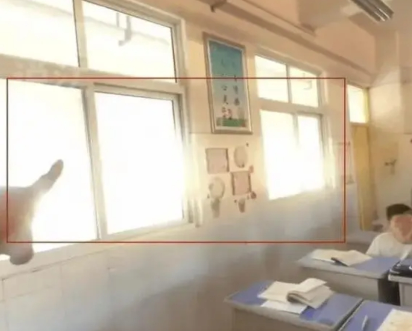 Vụ việc kỳ lạ nhất năm: Hiệu trưởng mất chức v&igrave; c&aacute;i... r&egrave;m cửa c&ograve;n một nữ gi&aacute;o vi&ecirc;n khiến khắp MXH ngợi khen v&igrave; sự dũng cảm!- Ảnh 3.